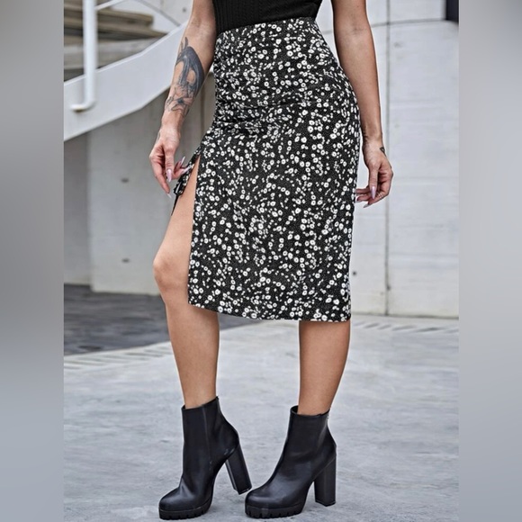 NEW Split Thigh Ditsy Floral Skirt - Picture 2 of 5